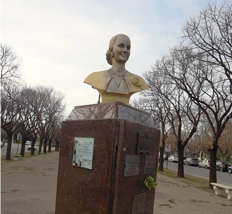 Tras el ataque vandálico, personal municipal limpió el busto de ‘Evita’