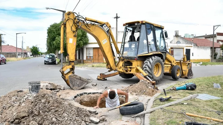 Reparan una losa que cedió y los vecinos taparon con una cubierta para evitar accidentes