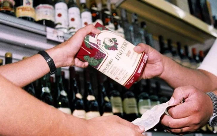 Volvió a regir en la provincia la restricción de venta alcohol después de las 21