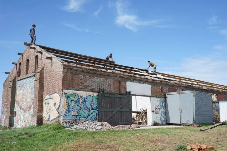 Reconstruyen el viejo galpón abandonado de la estación de trenes