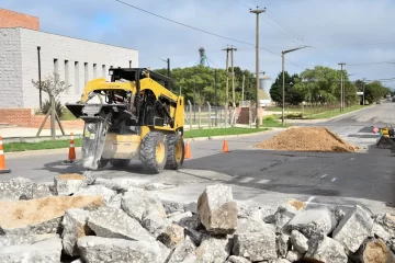 Reparan baches en Quequén