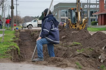 Por convenio con vecinos, se construye el cordón cuneta en calle 79 entre 40 y 42