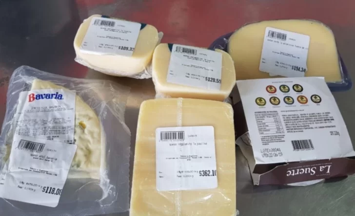 Ladrón de quesos: escondió trozos, por un valor de 2 mil pesos, entre las prendas