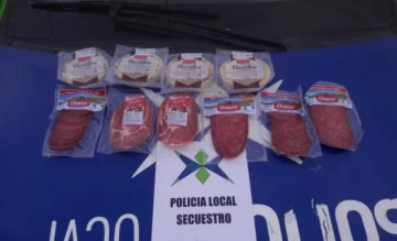 Guardó salame, provoleta y bondiola bajo la ropa y lo descubrieron