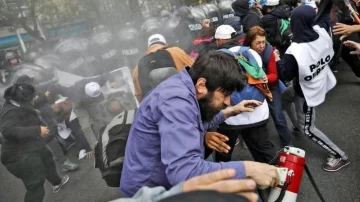 Manifestantes y policías se enfrentaron en la 9 de Julio: corridas, heridos y detenidos