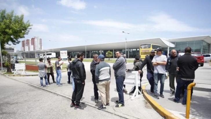 Ex trabajadores de El Rápido no dejan salir los micros desde Mar del Plata