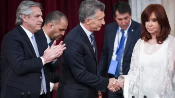El frío saludo entre Mauricio Macri y Cristina Kirchner durante la jura