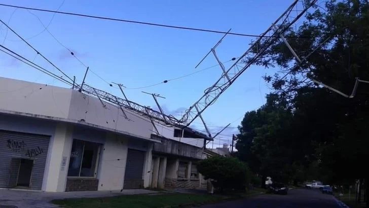 Se desplomó la antena de una radio en Miramar