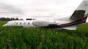 Un avión con nueve pasajeros debió aterrizar de emergencia sobre un campo