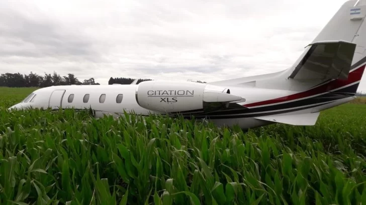 Un avión con nueve pasajeros debió aterrizar de emergencia sobre un campo