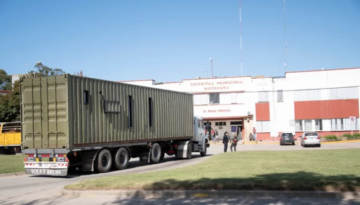 Instalan contenedores sanitarios frente al Hospital Ferreyra para consultas por Coronavirus