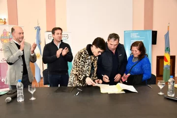 Firman 32 escrituras en la Municipalidad