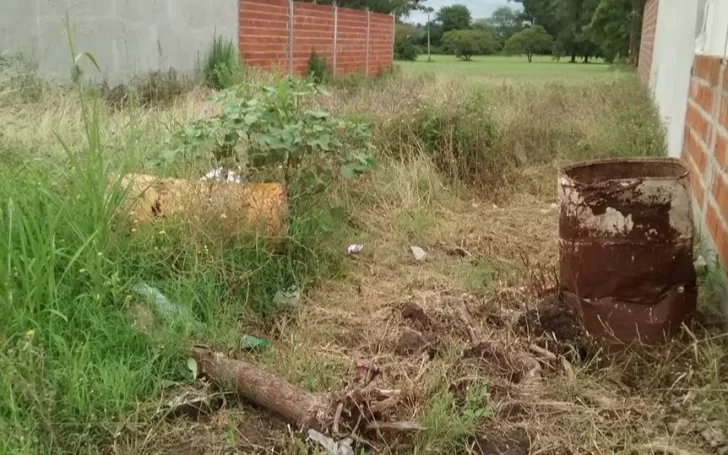 Estaba fugado de la justicia, lo agarró un control policial y quiso esconderse en un terreno