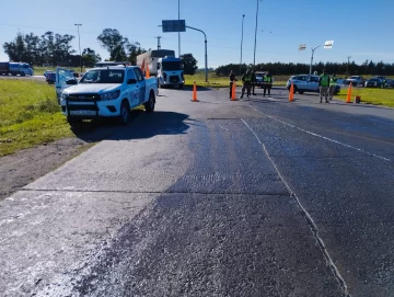 Está cortada la rotonda de rutas 86 y 228 por el vuelco de una carga de miel