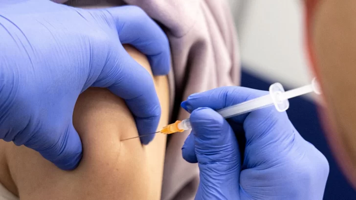 Cuarta dosis de vacuna contra el Covid para mayores de 50, grupos de riesgo y docentes