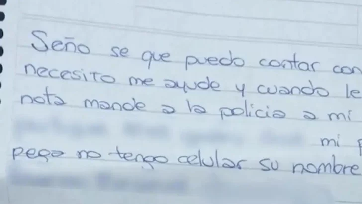 Una víctima de violencia usó el cuaderno de comunicaciones de su hijo para pedir ayuda