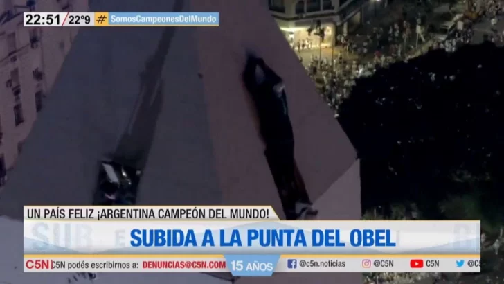 Festejos por el campeonato mundial de Argentina: hinchas se subieron a la punta del Obelisco