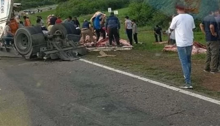 Saquearon un camión frigorífico que volcó en la ruta: “Hasta la última achura se llevaron”