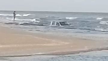 Monte Hermoso: un mal cálculo hizo que una camioneta terminara dentro del mar