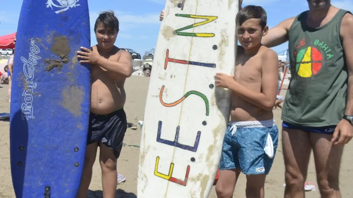 Una treintena de chicos surfean en la Colonia Municipal de Quequén