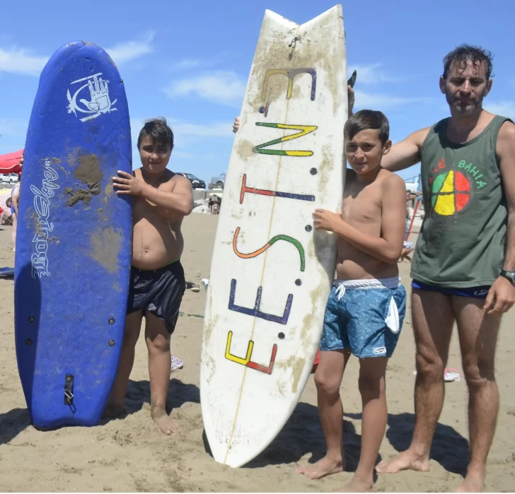 Una treintena de chicos surfean en la Colonia Municipal de Quequén