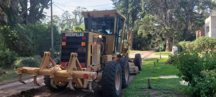 Realizan tareas de mantenimiento y nivelación en calles de la Villa del Deportista