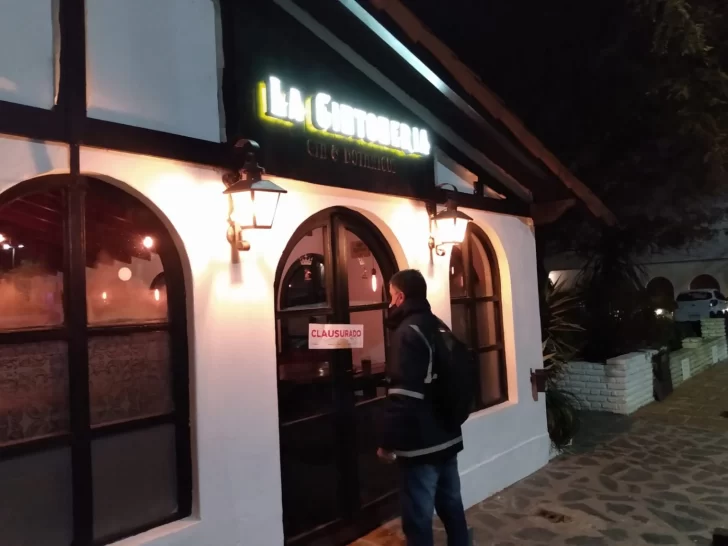 Clausuraron un resto bar frente al parque Miguel Lillo