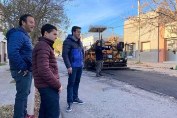 Rojas recorrió la nueva obra de asfalto en el centro