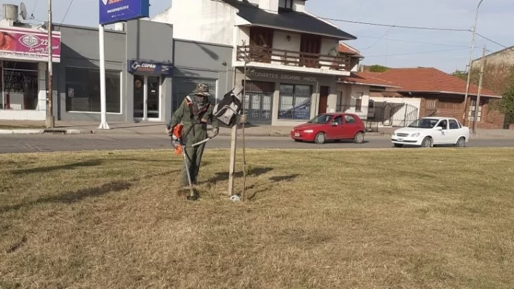 Realizan corte de césped y avanzan en embellecimiento urbano