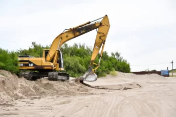 El Ente Vial despeja de arena camino costero