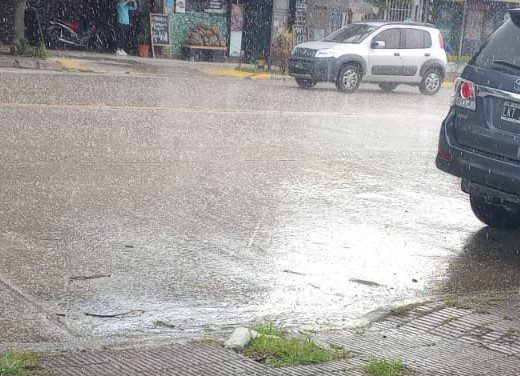 Una densa granizada sorprendió el mediodía necochense