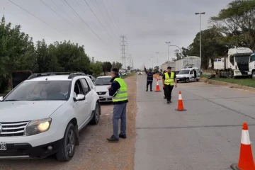 Controlan la salida de taxis y remises por Ruta 88