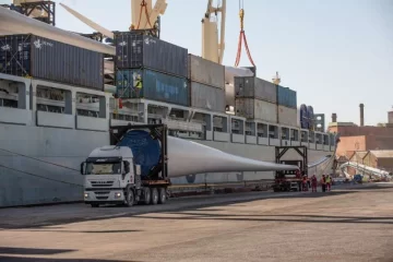 Con cortes de calles y un tramo de la Ruta 88, comenzó el traslado de los aerogeneradores