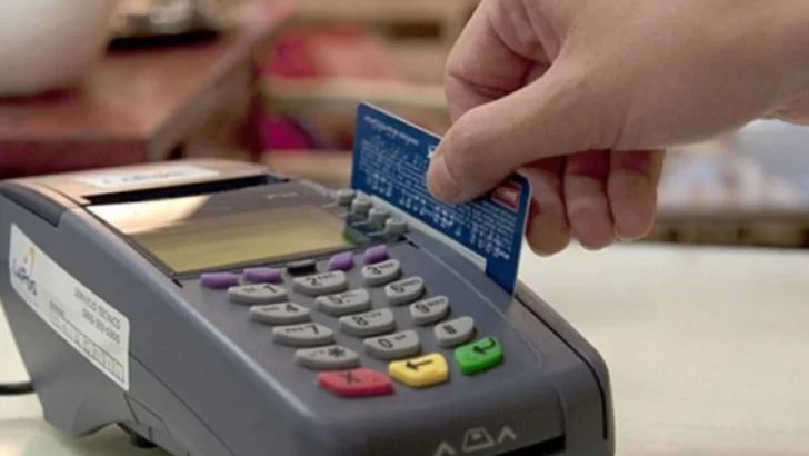 Cambian la forma de pagar con tarjeta de débito y crédito para evitar estafas: lo que tenés que saber