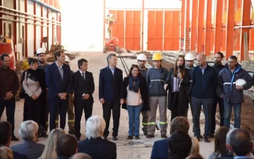 Vidal visitó los talleres ferroviarios de Tolosa junto a Macri