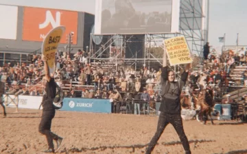 Protesta vegana en La Rural termina a rebencazos