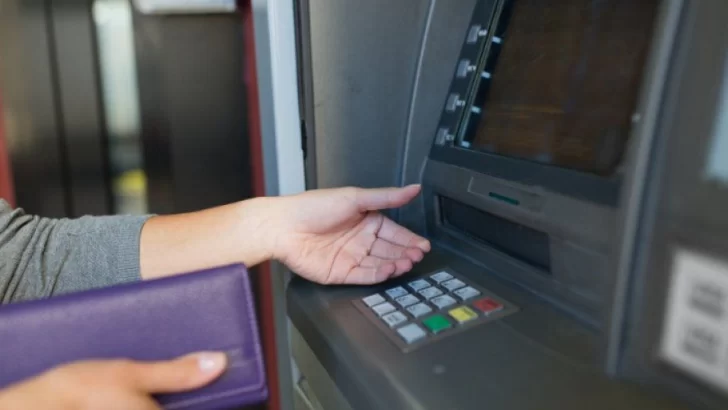 Terminó la gratuidad en el uso de cajeros automáticos: ¿Cuánto hay que pagar para sacar plata?