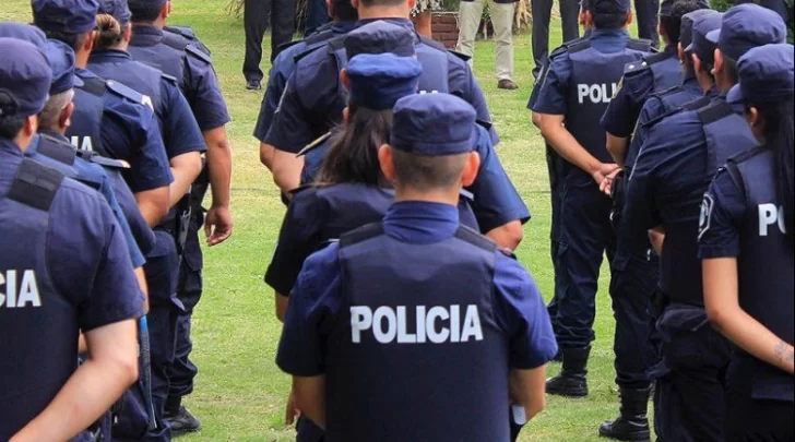 Policías reclaman mejoras salariales y convocan a una retención de tareas