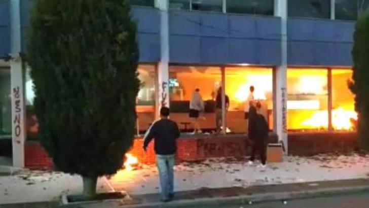 Atacaron e incendiaron el edificio del diario El Chubut en Trelew