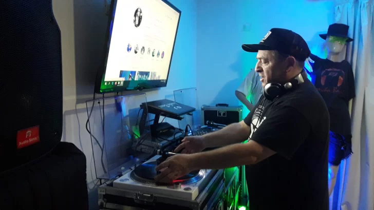 Un histórico DJ de la ciudad que logró reinventarse en la pandemia