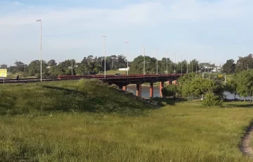 Se arrojó de la caja de una camioneta en marcha