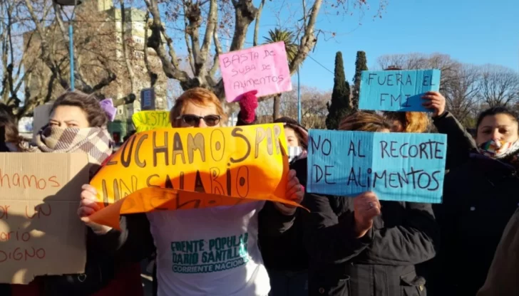 Piqueteros se movilizan al ministerio de Trabajo