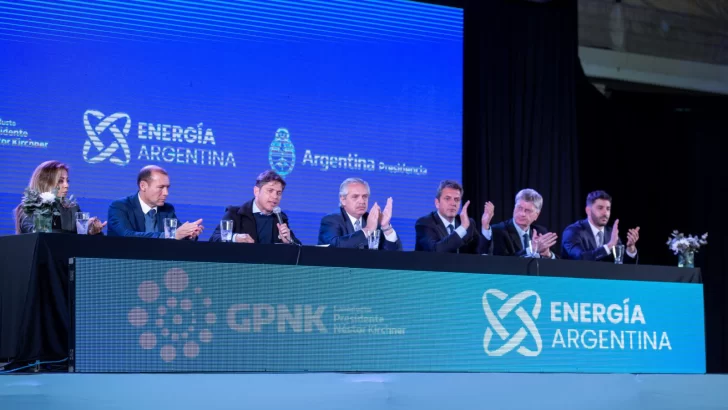 Kicillof participó de la firma de los contratos que inician la construcción del Gasoducto Néstor Kirchner