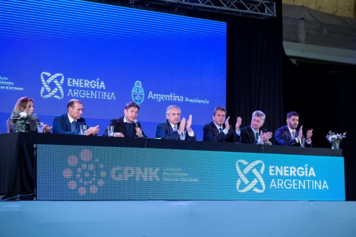 Kicillof participó de la firma de los contratos que inician la construcción del Gasoducto Néstor Kirchner