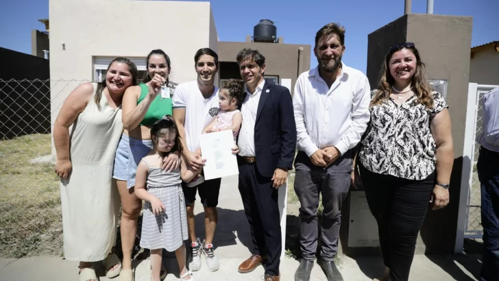 Bahía Blanca: Kicillof entregó 25 viviendas y 425 escrituras gratuitas