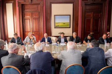 Kicillof encabezó una reunión con representantes de gremios y cámaras empresariales vinculadas al transporte