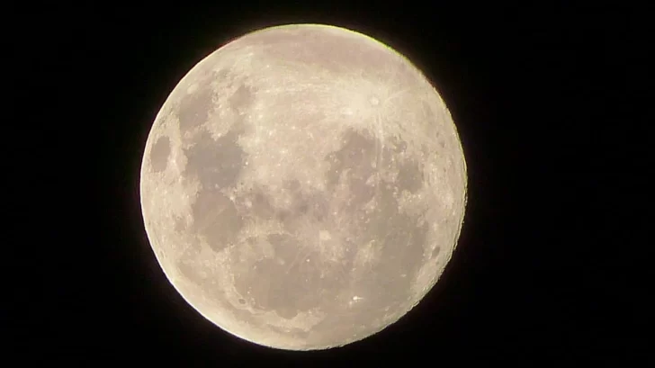 La luna sigue regalando postales y llega al punto más cercano de su órbita en la Tierra