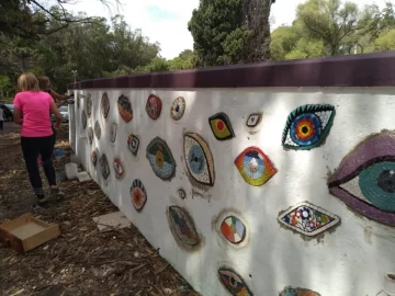 Más de 15 artistas realizan un mural de mosaicos en el anfiteatro