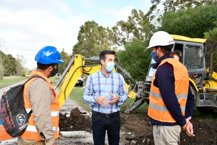 Rojas recorrió la obra de pavimentación de la ruta de acceso a La Dulce