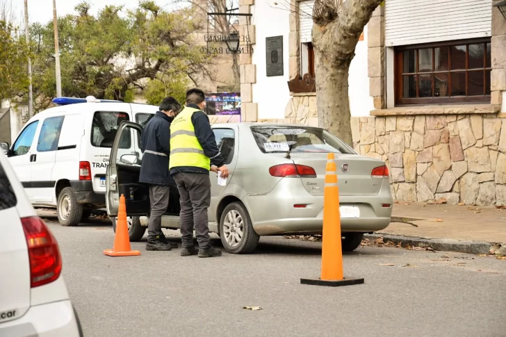 En operativo a taxis y remises, Transporte secuestró un vehículo